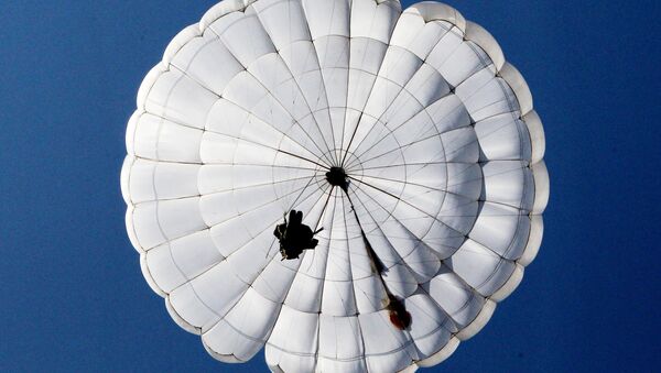 Прыжок с парашютом. Архивное фото - Sputnik Беларусь