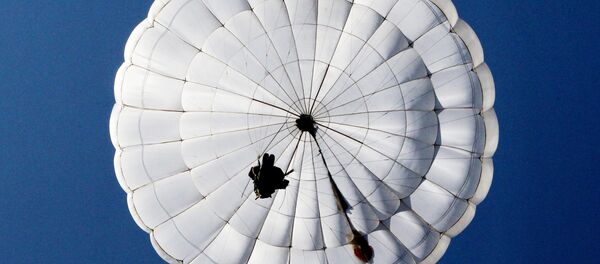 Прыжок с парашютом. Архивное фото - Sputnik Беларусь
