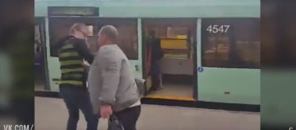 Конфликт на остановке: мужчина напал на снимавшего транспорт студента Конфликт на остановке: мужчина напал на снимавшего транспорт студента - Sputnik Беларусь