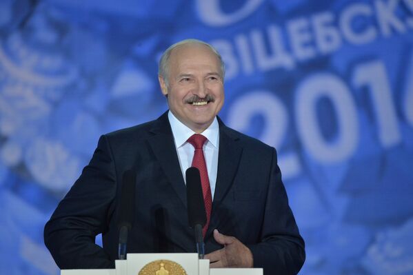 Александр Лукашенко на открытии фестиваля много шутил и сорвал аплодисменты. - Sputnik Беларусь