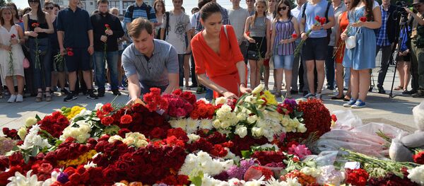 Цветы в память о погибших в Ницце у посольства Франции - Sputnik Беларусь