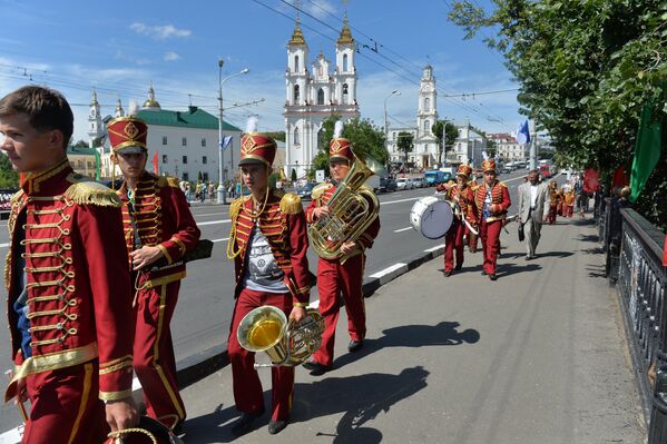 На улицах фестивального Витебска можно было встретить кого угодно - даже гусарский оркестр. - Sputnik Беларусь