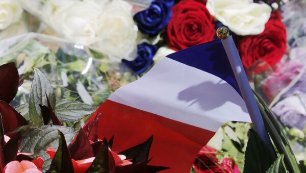 Цветы и французский флаг недалеко от места теракта в Ницце - Sputnik Беларусь