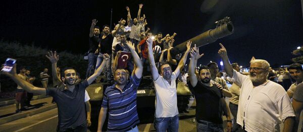 Люди у танка в аэропорту Ататюрка в Стамбуле - Sputnik Беларусь