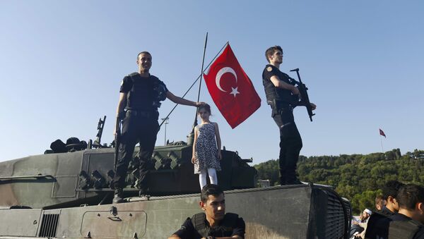 Турецкие полицейские на захваченном танке мятежников - Sputnik Беларусь