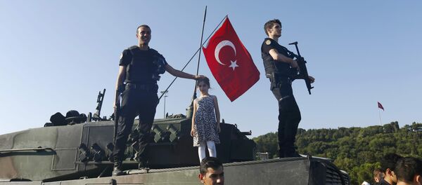 Турецкие полицейские на захваченном танке мятежников - Sputnik Беларусь