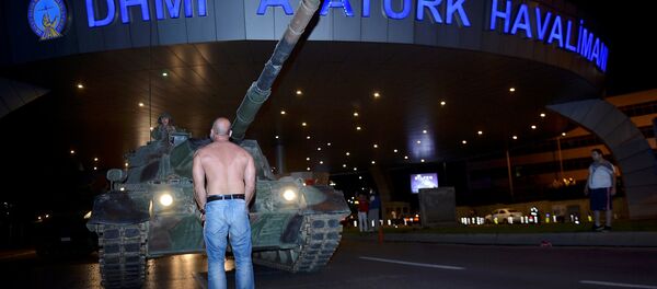 Танк в аэропорту Ататюрка в Стамбуле Танк в аэропорту Ататюрка в Стамбуле - Sputnik Беларусь