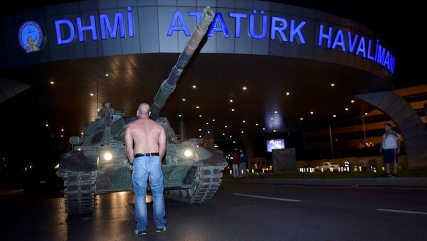 Танк в аэропорту Ататюрка в Стамбуле - Sputnik Беларусь