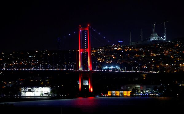 Турецкая полиция перекрыла движение по обоим мостам через пролив Босфор из азиатской в европейскую часть Стамбула - Sputnik Беларусь