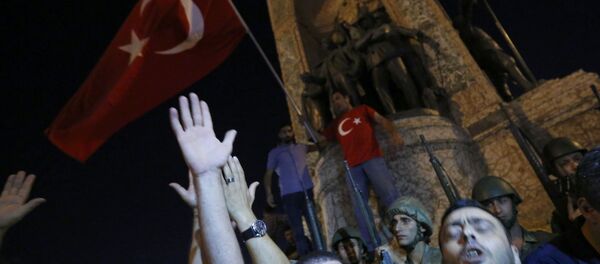 Сторонники Эрдогана попытались помешать госперевороту, выйдя на демонстрации - Sputnik Беларусь