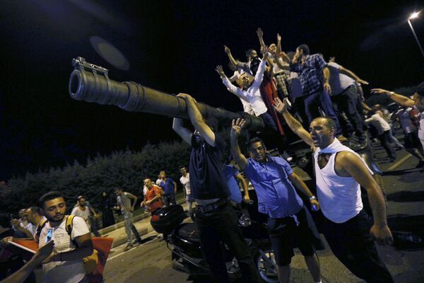 Люди стоят на танке турецкой армии в аэропорту Ататюрк в Стамбуле - Sputnik Беларусь