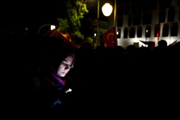 Люди с турецкими флагами стоят перед посольством Турции в Берлине - Sputnik Беларусь