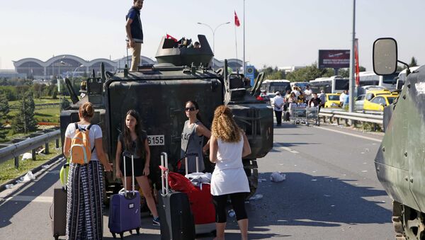 Женщины стоят возле военного автомобиля перед аэропорта Сабиха в Стамбуле - Sputnik Беларусь