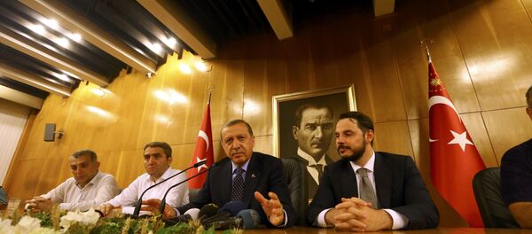 Президент Турции Эрдоган обратился к народу во время попытки государственного переворота в Стамбуле - Sputnik Беларусь