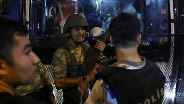Турецкие солдаты сдают оружие полицейским после неудачной попытки переворота - Sputnik Беларусь