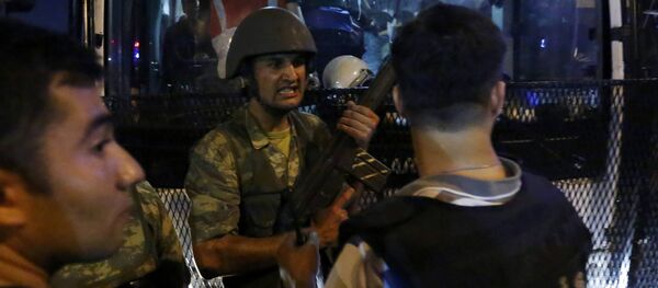 Турецкие солдаты сдают оружие полицейским после неудачной попытки переворота - Sputnik Беларусь