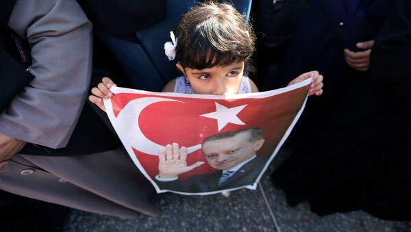 Турецкая девочка с портретом Эрдогана в Стамбуле - Sputnik Беларусь