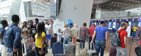 Туристы в аэропорту, архивное фото - Sputnik Беларусь