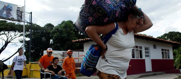 Венесуэлка несет баул с купленными в Колумбии товарами. Архивное фото - Sputnik Беларусь