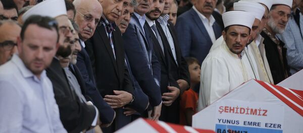 Президент Турции Тайип Эрдоган на похоронах погибших в результате попытки госпереворота - Sputnik Беларусь