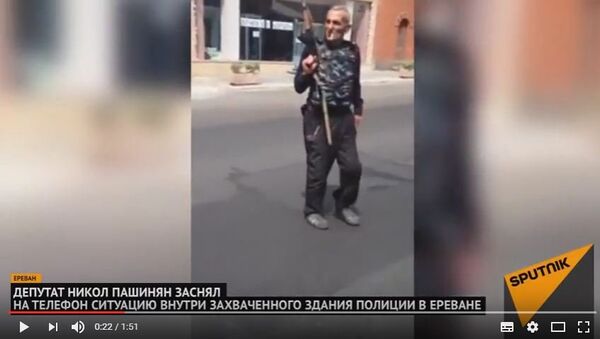 Фрагмент видео, снятого армянским депутатом в захваченном полицейском участке - Sputnik Беларусь