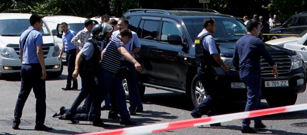 Полицейские ведут задержанного в Алма-Ате - Sputnik Беларусь