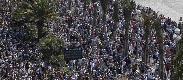 Люди на набережной в Ницце - Sputnik Беларусь