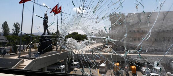 Разбитое стекло в здании полиции в Анкаре Разбитое стекло в здании полиции в Анкаре - Sputnik Беларусь