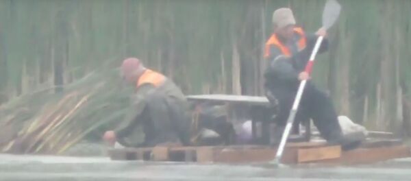 Браконьеры на плоту - Sputnik Беларусь