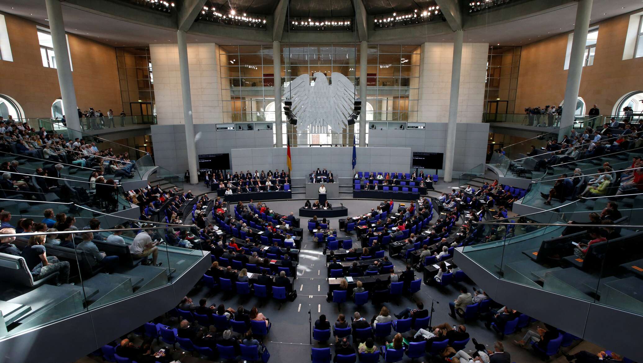 Немецкий парламент. Парламент Германии Бундестаг. Заседание Бундестага Германии. Бундестаг Германии зал заседаний. Парламент Германии зал заседаний.