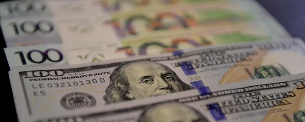 Доллары и белорусские рубли - Sputnik Беларусь
