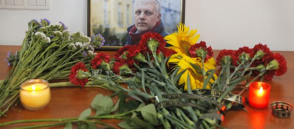 Цветы у портрета Павла Шеремета - Sputnik Беларусь