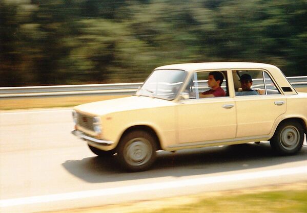 Легендарный бразильский пилот Формулы-1 Айртон Сенна за рулем ВАЗ-2101 в 1986 году перед первым Гран-при в стране социалистического лагеря — в Венгрии. Сенна попросил автомобиль, который является популярным в стране, и ему выдали копейку, за рулем которой бразилец промчался по трассе Хунгароринг. - Sputnik Беларусь
