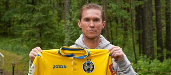 Александр Глеб с майкой БАТЭ Александр Глеб с майкой БАТЭ - Sputnik Беларусь