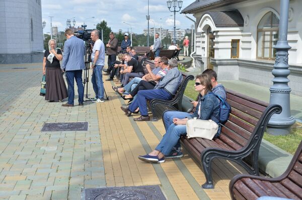 Коллеги и знакомые Павла Шеремета в ожидании церемонии прощания с погибшим в Киеве журналистом - Sputnik Беларусь