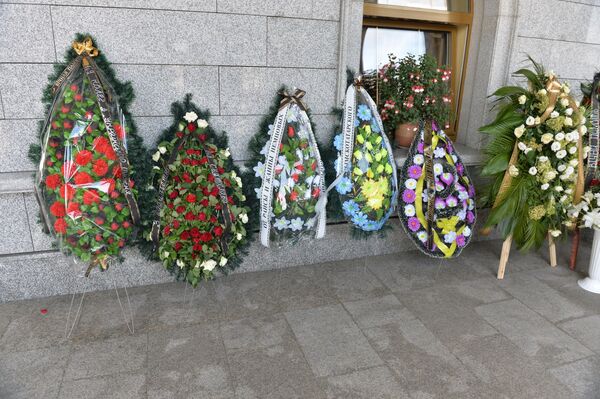 К месту прощания с Павлом Шереметом доставлено множество венков, в том числе от президента Украины, родственников Бориса Немцова, ряда средств массовой информации  - Sputnik Беларусь