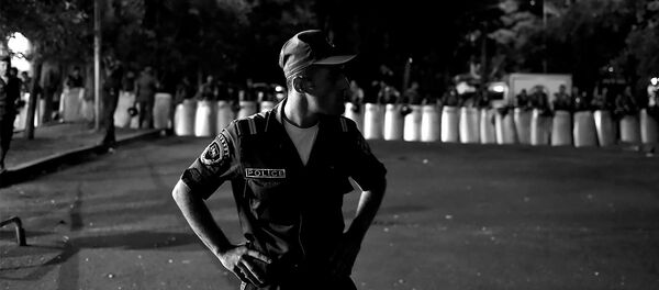 Митинг на территории захваченного здания полка ППС Митинг на территории захваченного здания полка ППС - Sputnik Беларусь