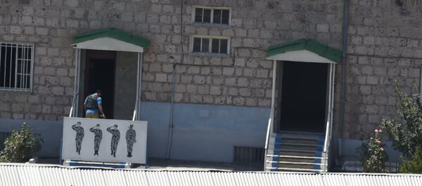 Вооруженный человек входит в здание полиции в Ереване Вооруженный человек входит в здание полиции в Ереване - Sputnik Беларусь