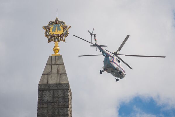 Вертолет МЧС в небе над Минском - Sputnik Беларусь