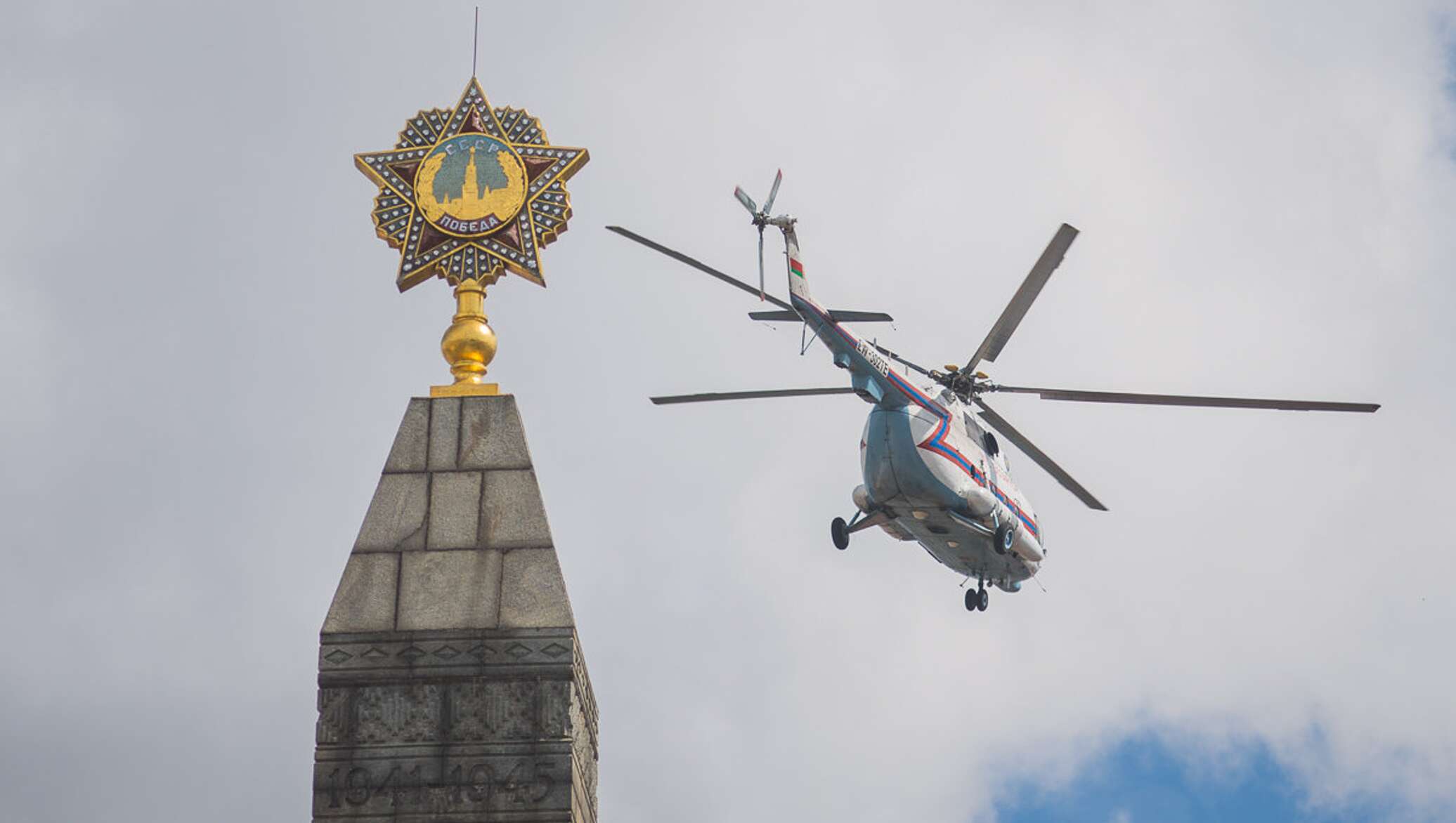 Вертолеты над минском сегодня. Вертолет МЧС Беларуси в небе над Минском.