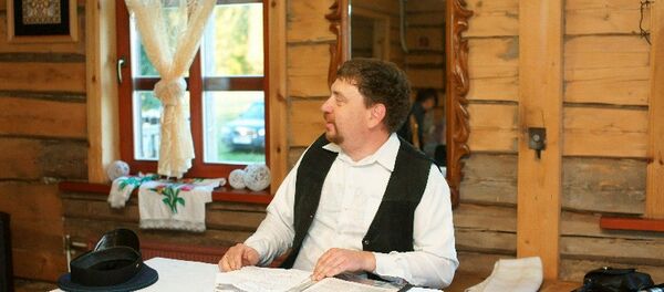 Гаспадар сядзібы Марцінава гусь Алесь Белы Гаспадар сядзібы Марцінава гусь Алесь Белы - Sputnik Беларусь