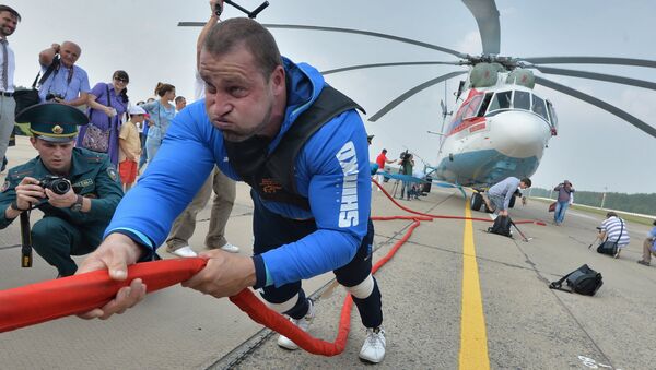 Кирилл Шимко сдвинул с места вертолет Ми-26 - Sputnik Беларусь