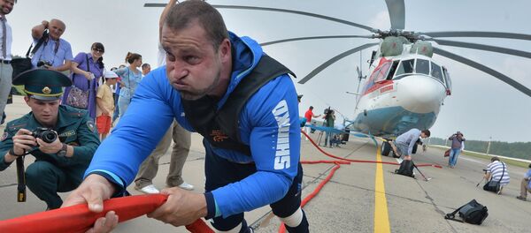 Кирилл Шимко сдвинул с места вертолет Ми-26 - Sputnik Беларусь