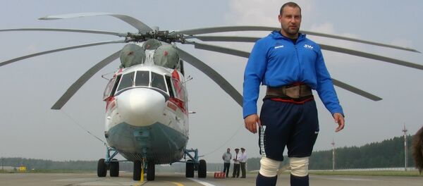 Сдвинуть вертолет: как винтокрылая машина поддалась белорусскому силачу Сдвинуть вертолет: как винтокрылая машина поддалась белорусскому силачу - Sputnik Беларусь