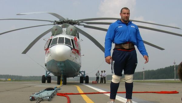 Сдвинуть вертолет: как винтокрылая машина поддалась белорусскому силачу - Sputnik Беларусь