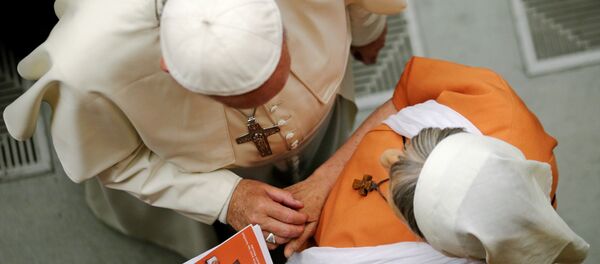 Папа римский Франциск беседует с монахиней - Sputnik Беларусь