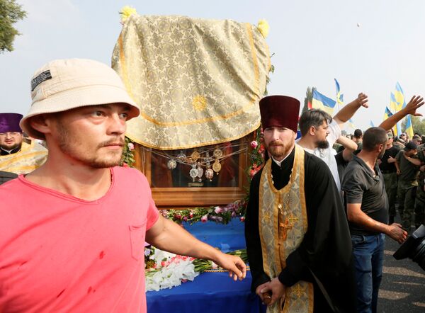 Участники крестного хода на Украине - Sputnik Беларусь
