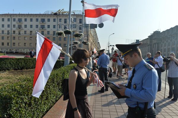Столичная милиция составляет протоколы на участников акции - Sputnik Беларусь