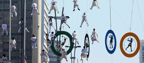 Акробаты в воздухе на Олимпийских кольцах - Sputnik Беларусь