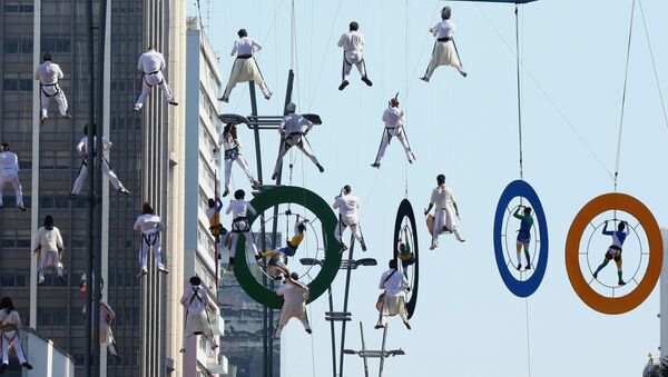 Акробаты в воздухе на Олимпийских кольцах - Sputnik Беларусь